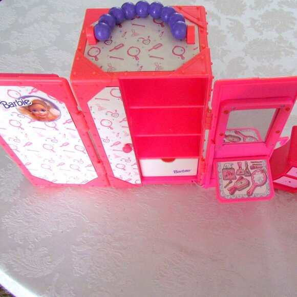 BARBIE CLOSET CARRYING CASE, 2 MIRRORS, HANGERS on ROD, DRAWER + VANITY TABLE - Picture 3 of 6